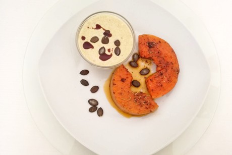Butternuss-Kürbis-Spalten mit Joghurt-Dip