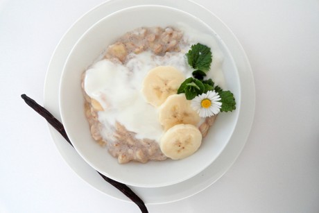 Bananen-Porridge mit Vanille und Minze