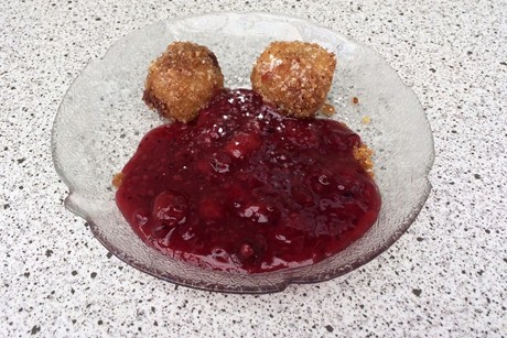 Topfenknödel mit Beerensauce