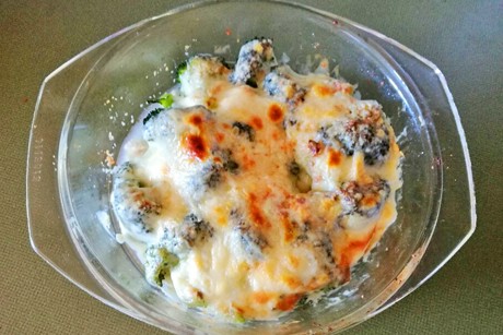 Brokkoli mit Käse überbacken