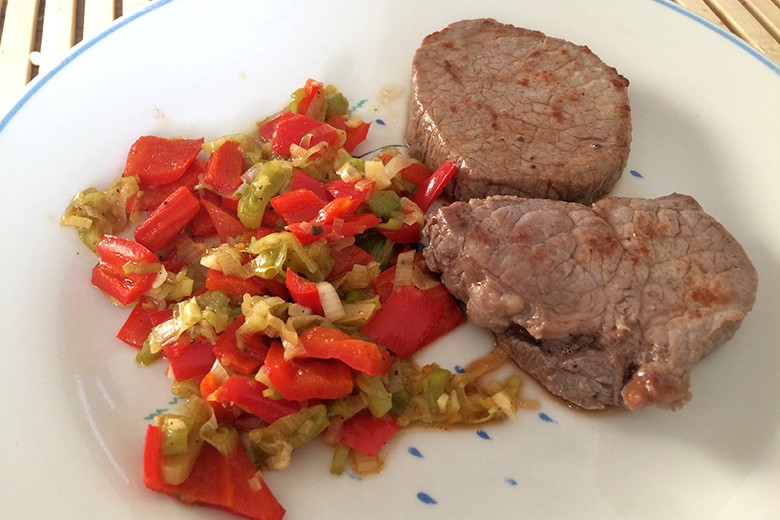 Minutensteak mit Paprika-Zwiebel-Gemüse