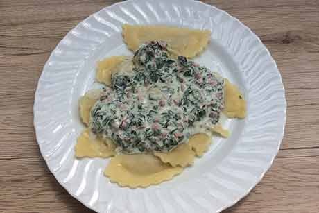 Schinken-Bärlauchsauce auf Teigtaschen