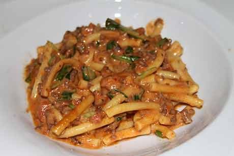 Pasta Bolognese mit Bärlauch und Ziegenfrischkäse