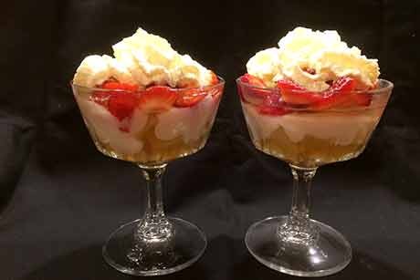 Ananas-Erdbeerdessert mit Cocoscreme