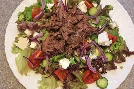 Pullet Beef auf gemischtem Salat