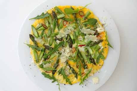 Grünspargel-Omelette mit Chili, Rucola und Parmesan