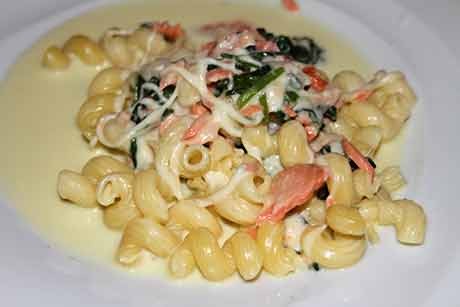 Nudeln in Spinat - Lachs - Mozzarella - Sauce