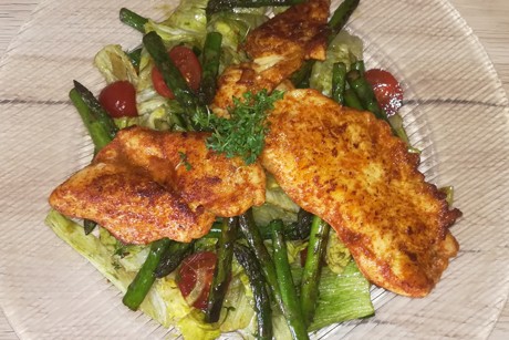 Spargelsalat mit gegrillter Hühnerbrust