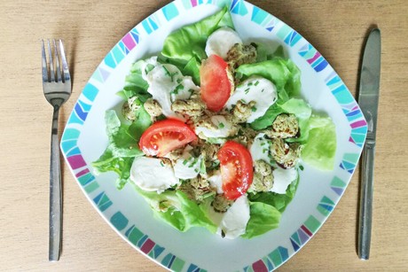 Mozzarella auf Blattsalat