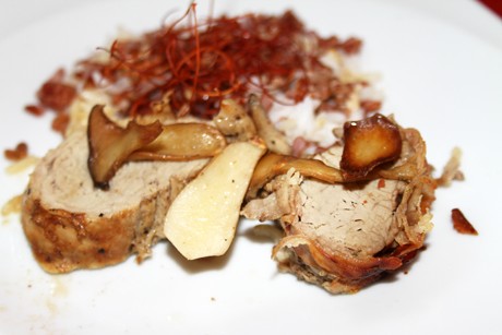 Schweinslungenbraten im Speckmantel mit Salbei, Zitrone und Kräuterseitlingen