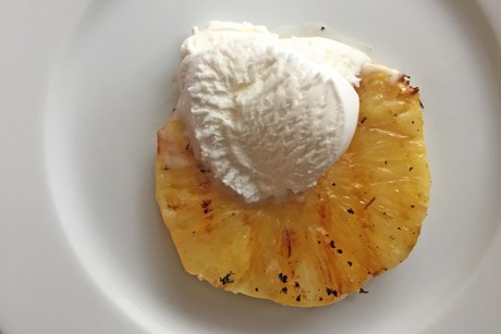 Gegrillte Ananas mit Eis