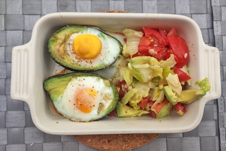 Avocado mit Ei und Salat
