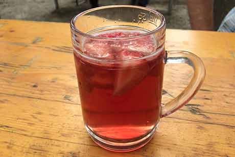 Erdbeerbowle mit Minze