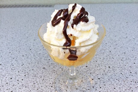 Ananasdessert mit Schlag