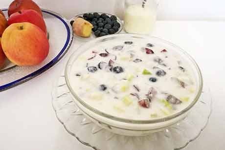 Joghurt mit frischen Früchten