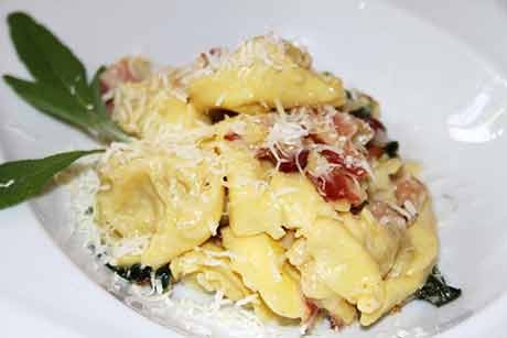 Ravioli mit Salbei und Speck