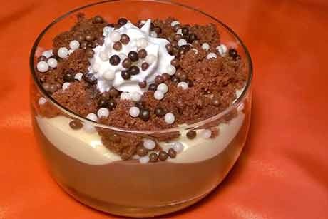 Vanille-Schoko-Schichtdessert mit Amarettolikör