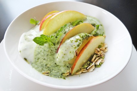 Apfelmüsli mit Ingwer-Minz-Joghurt