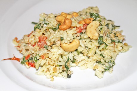 Gebratener Reis mit Spinat und Cashews