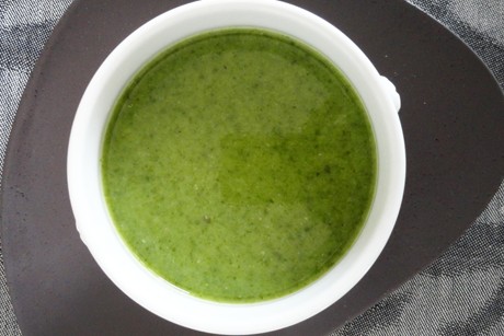Grüne Frühlingssuppe aus Wiesenkräutern