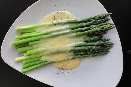 Grünspargel mit schneller Sauce Hollandaise
