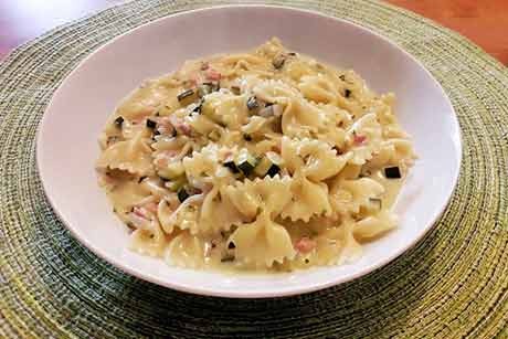 One Pot Pasta mit Zucchini, Schinken und Schlagobers
