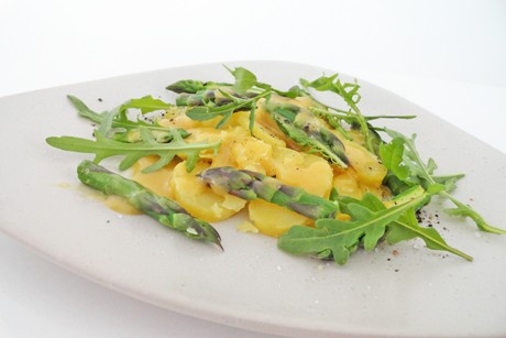 Lauwarmer Erdäpfelsalat mit Grünspargel und Rucola