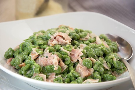 Spinatspätzle in Schinken-Käsesauce