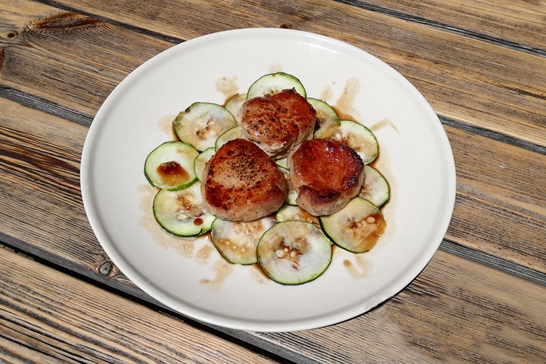 Schweinsmedaillons auf Zucchini-Carpaccio