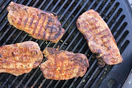 Schweinskarree im Kugelgrill