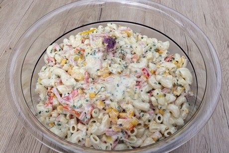 Sommerlicher Hörnchensalat