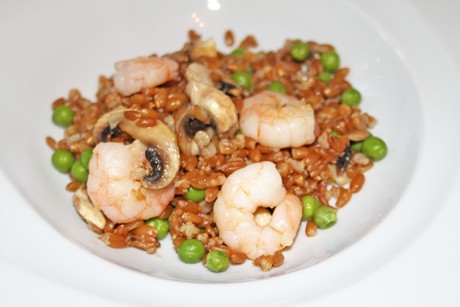 Dinkeleintopf mit Erbsen, Champignons und Zitrone