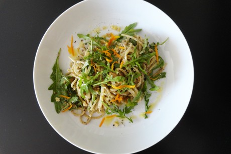Spaghetti mit Rucola-Walnusspesto