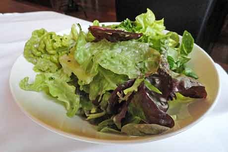 Grüner Salat mit Buttermilchdressing