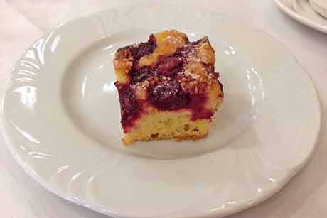 Kirschenkuchen mit gehackten Haselnüssen