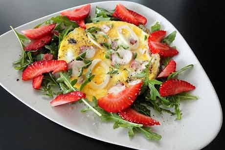 Mini-Frittata mit Tintenfisch, Rucola und Erdbeeren