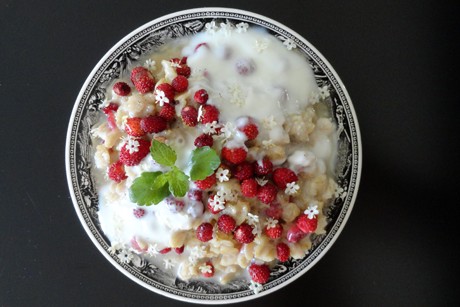 Porridge mit Walderdbeeren und Holunderblüten