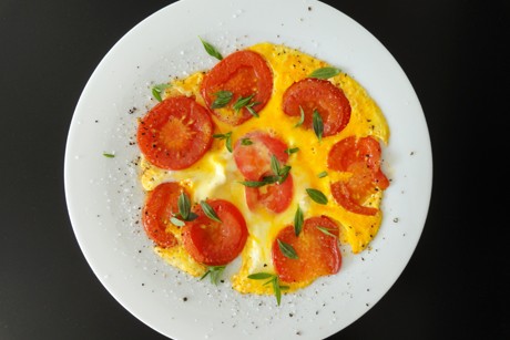 Omelette mit geschmolzenen Paradeisern und Estragon