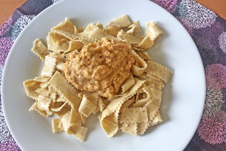Guacamole mit Dinkelnudeln
