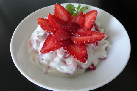 Topfencreme mit Erdbeeren