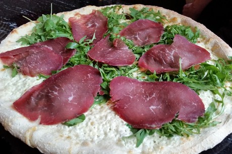 Pizza mit Bresaola und Rucola