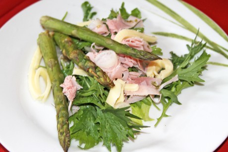 Salatplatte mit Spargel aus dem Ofen