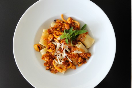 Tuffoli mit Tintenfisch-Tomatensauce