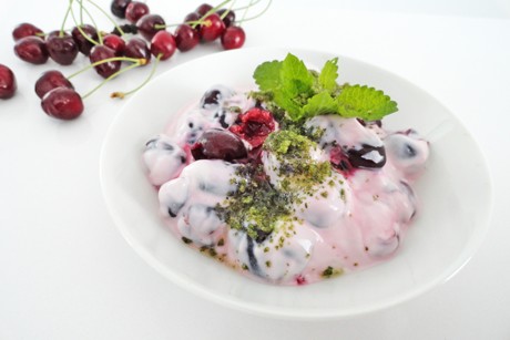 Topfencreme mit Kirschen und Minzzucker