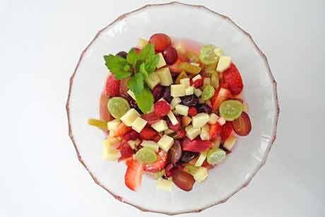 Fruchtiger Obstsalat mit Käse