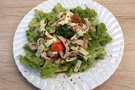 Wurstsalat auf Salatbett