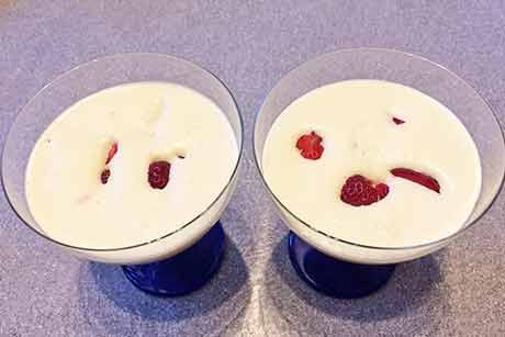 Vanille-Weinschaum mit versunkenen Erdbeeren