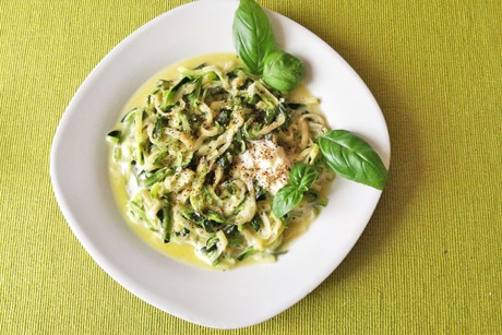 Zucchini-Spaghetti mit Basilikumsahne