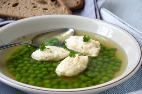 Erbsensuppe mit Nockerl