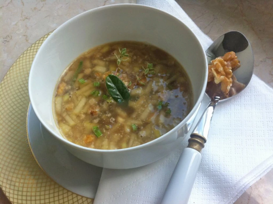 Apfel-Zwiebel-Suppe mit Walnüssen
